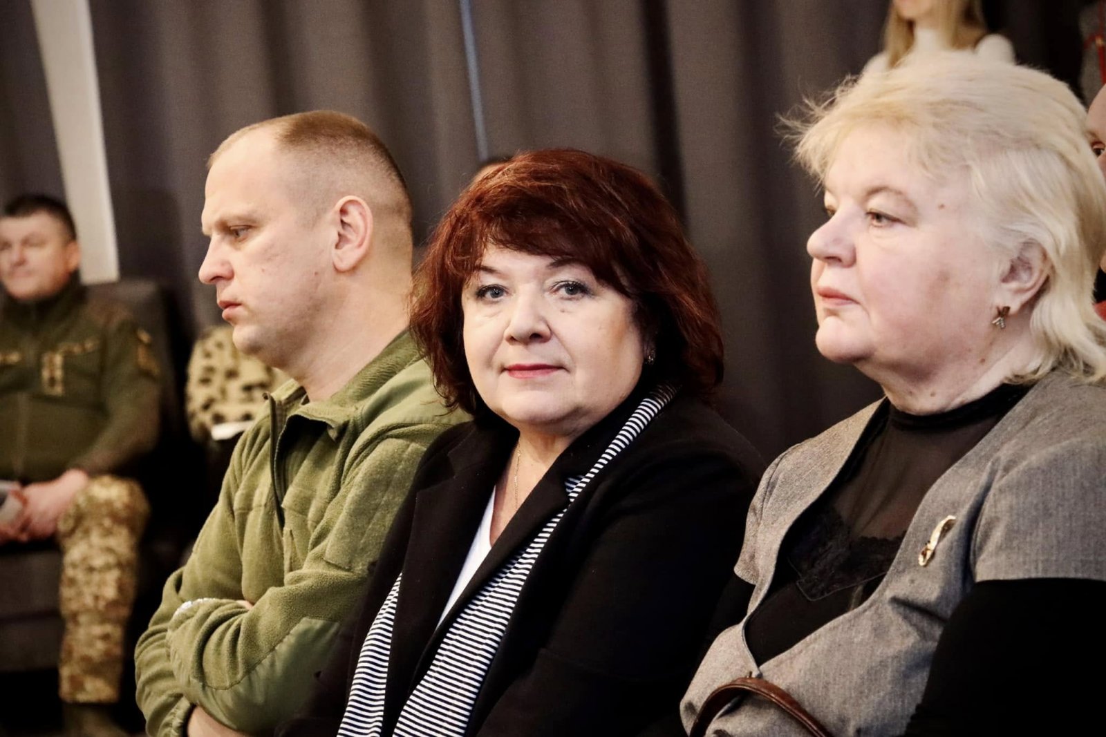 Чоловік та двоє жінок беруть участь у діалоговій зустрічі.