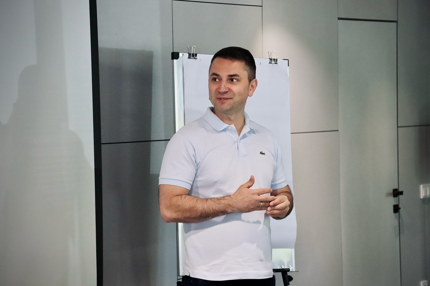 Чоловік у блакитній футболці перебуває у приміщенні.