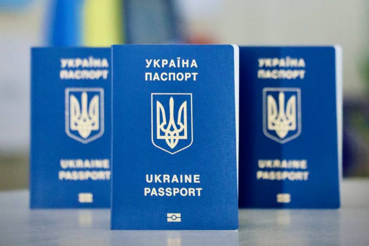Три паспорти громадянина України для виїзду за кордон