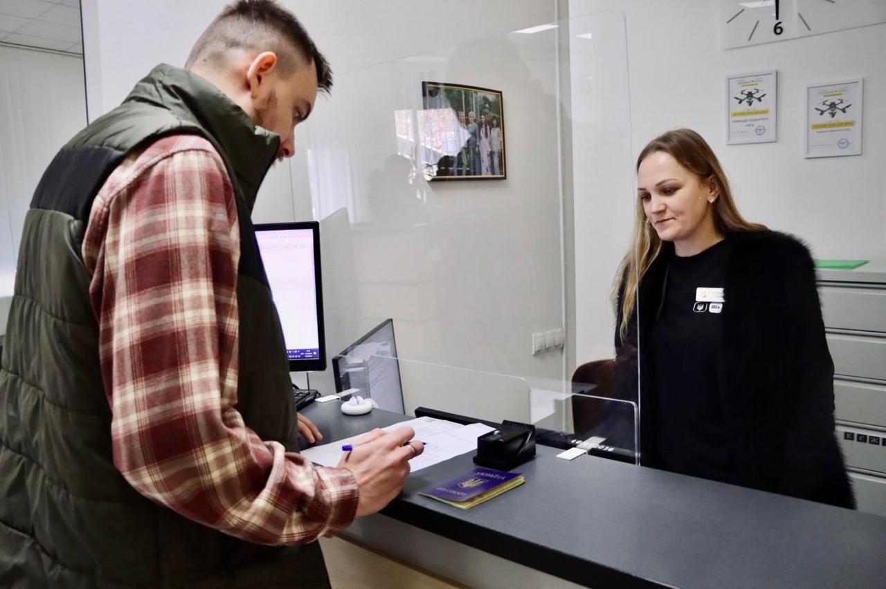 Чоловік та жінка стоять у приміщенні.