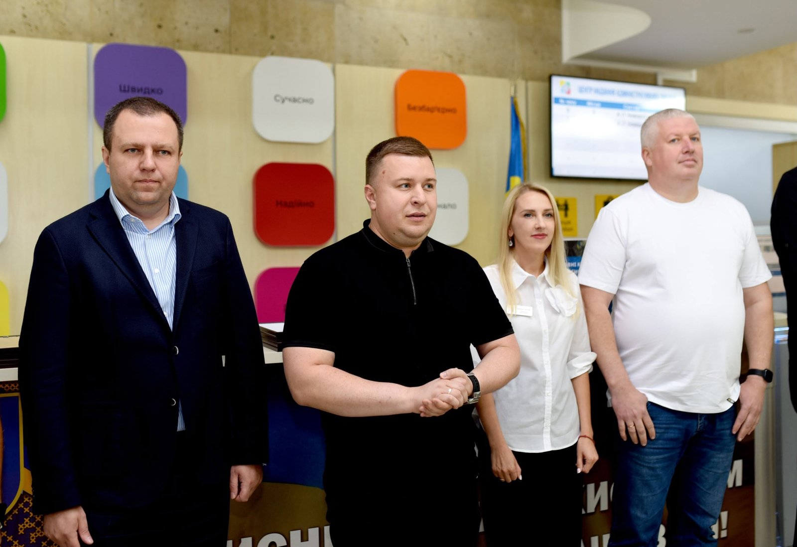 Троє чоловіків та жінка перебувають у приміщенні.