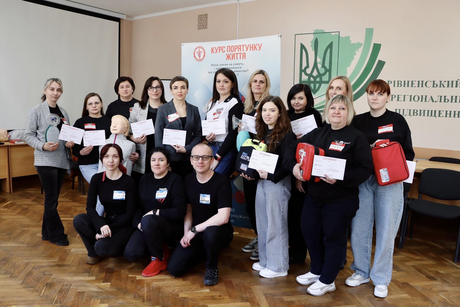 Спільне фото в приміщенні.