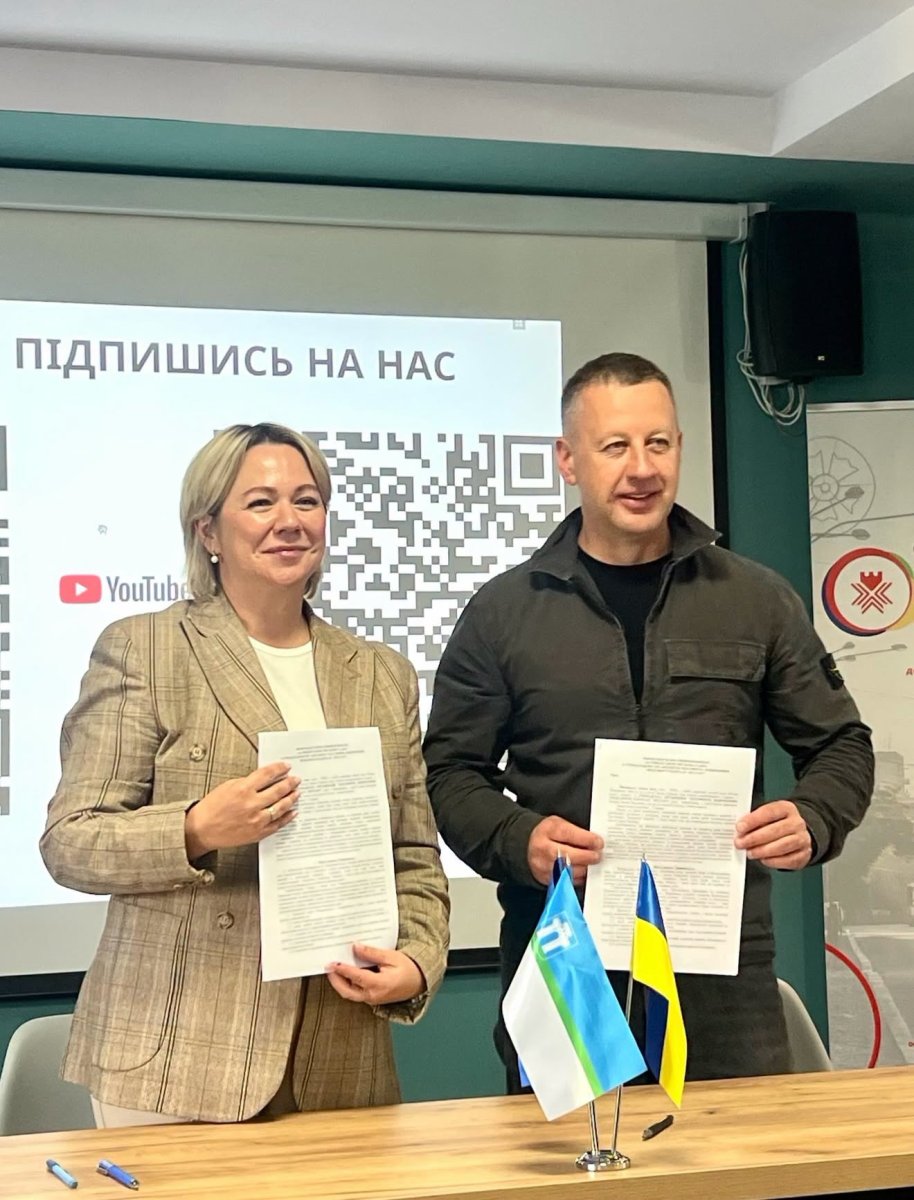 Чоловік та жінка тримають документи у руках.