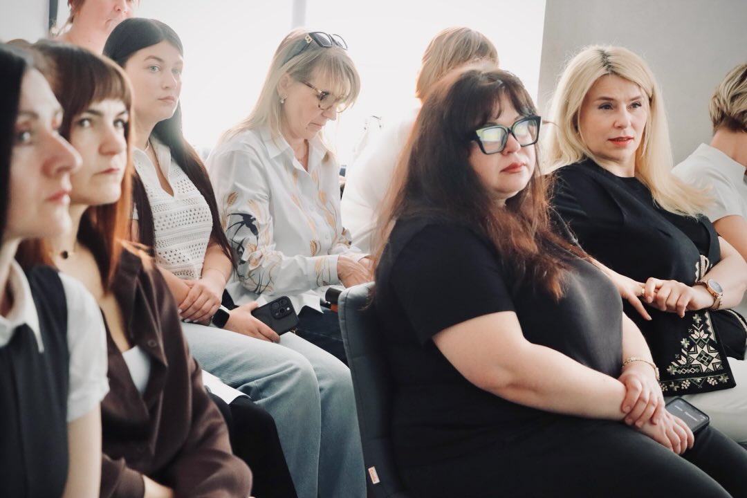 Декілька жінок перебувають у приміщенні.