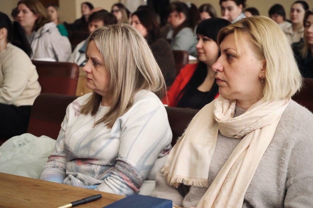 Багато людей перебувають у приміщенні.