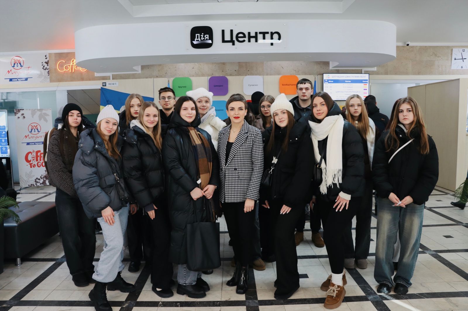 Групове фото людей у приміщенні.