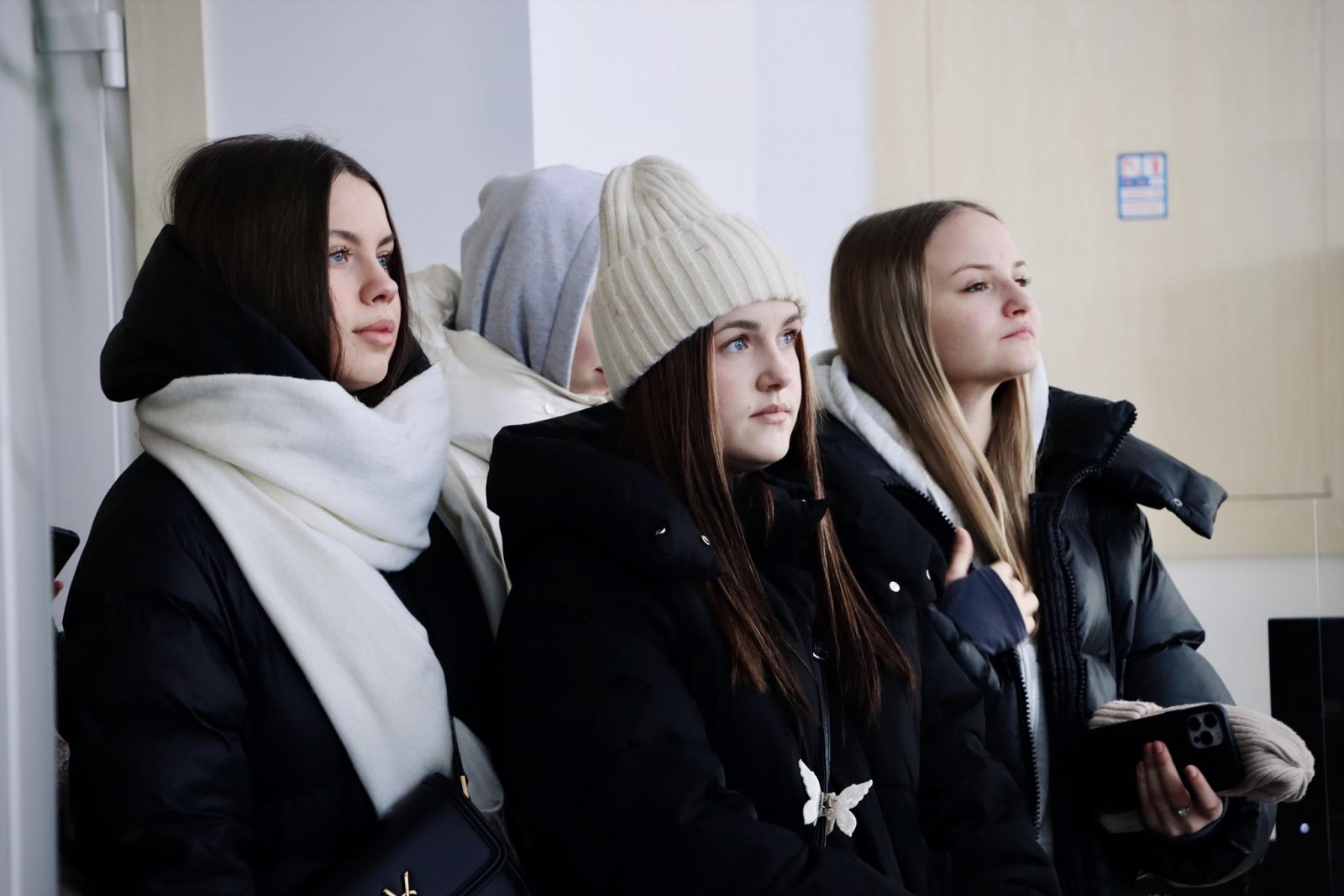 Група дівчат перебувають у приміщенні. 