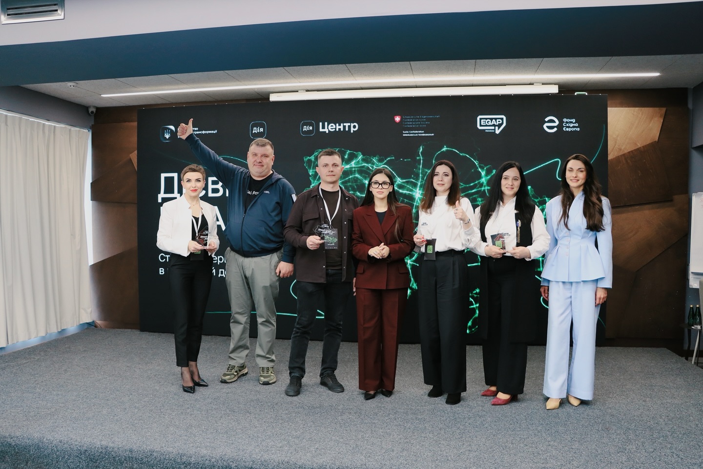 Два чоловіка та три жінки позують для фото.