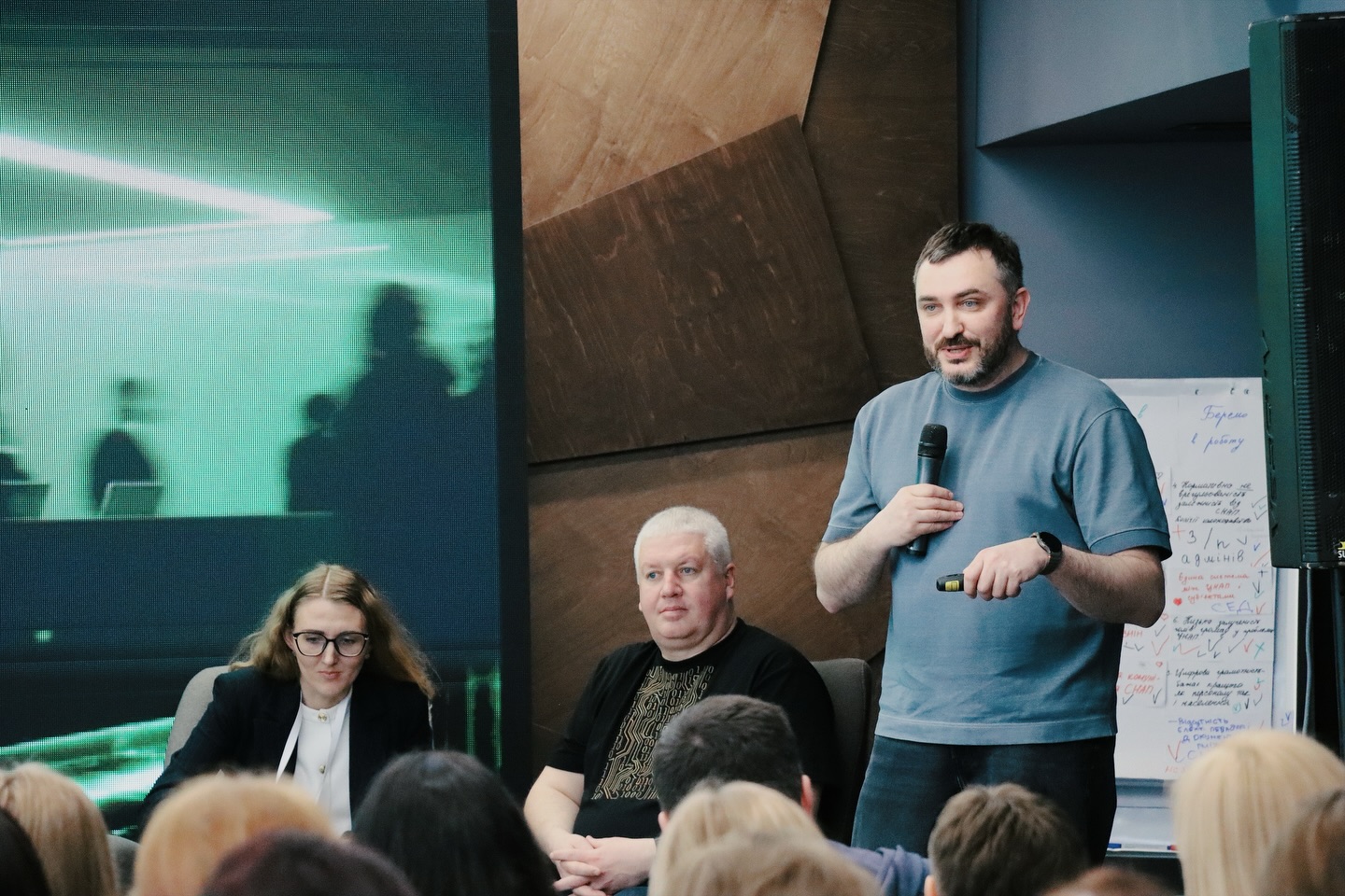 Чоловік з бородою розповідає щось у мікрофон.