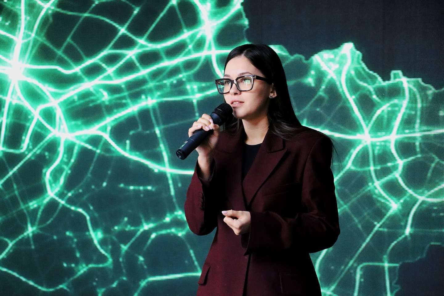Жінка в окулярах розповідає щось у мікрофон.