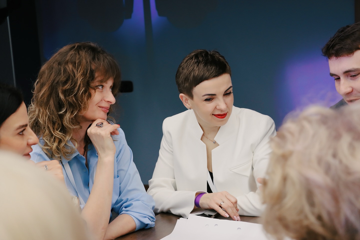 Група людей щось обговорюють.