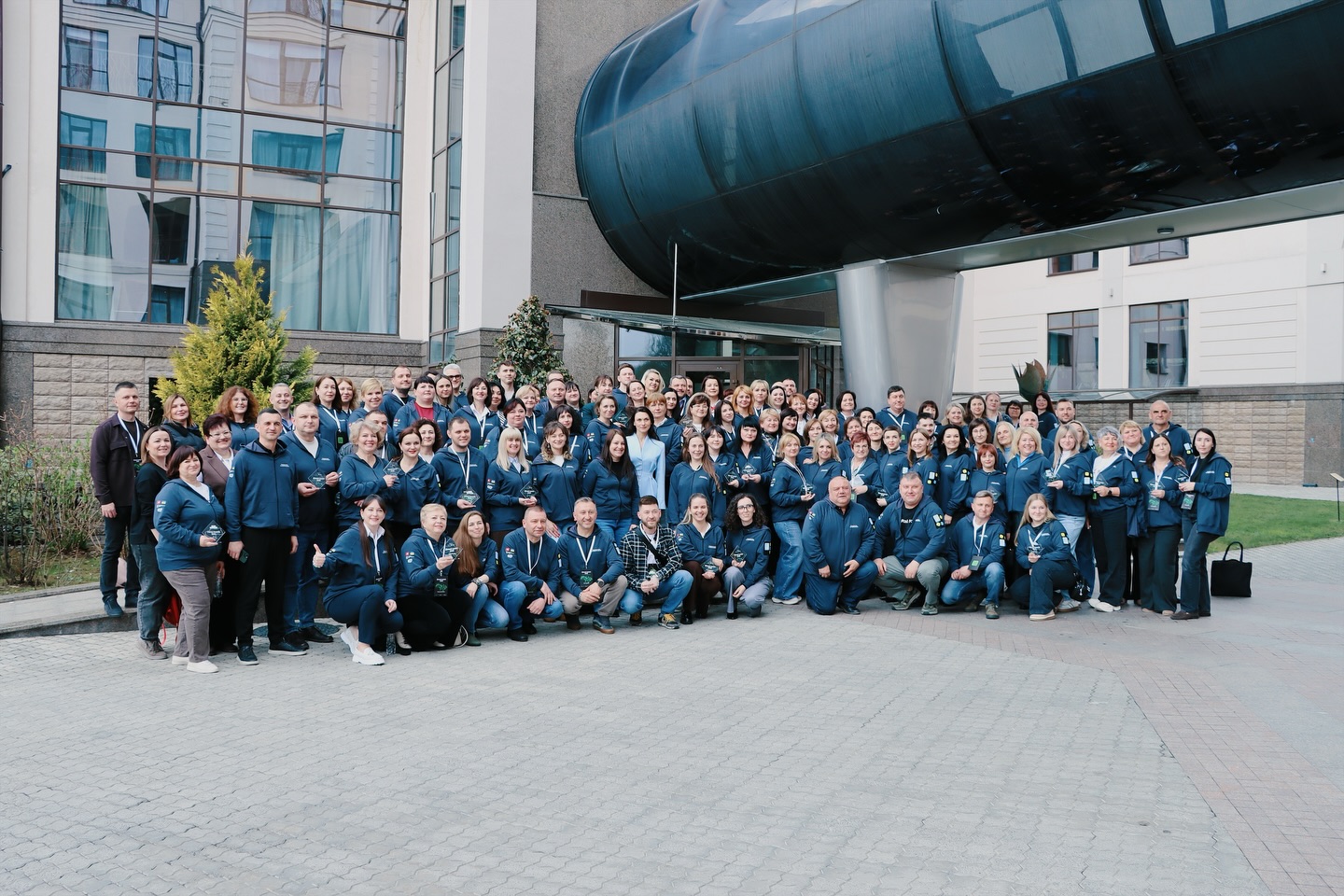 Групове фото на фоні будівлі.