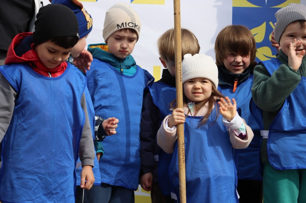 Група дітей у синіх жилетках