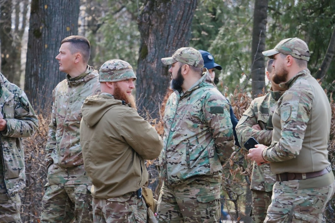 Декілька чоловіків у військовій формі.