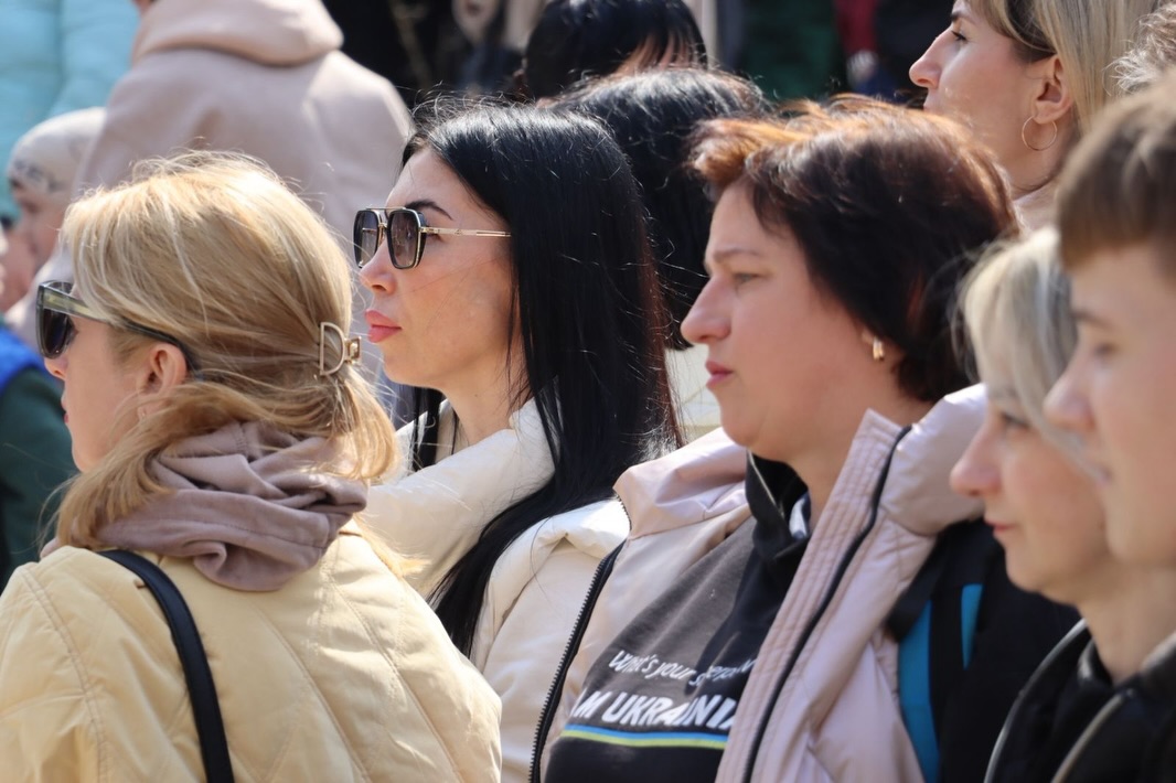 Багато жінок дивляться убік.