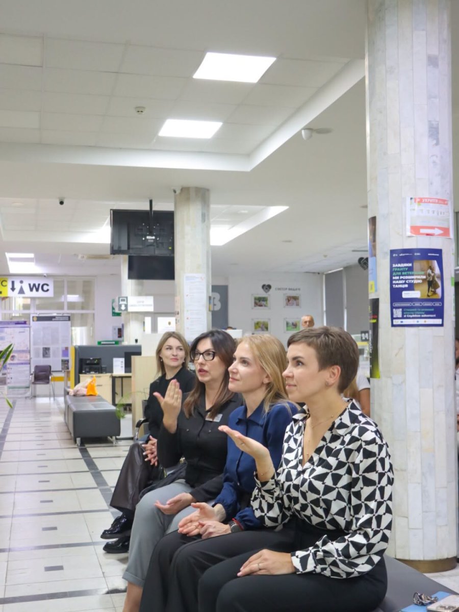 Чотири жінки сидять у приміщенні.