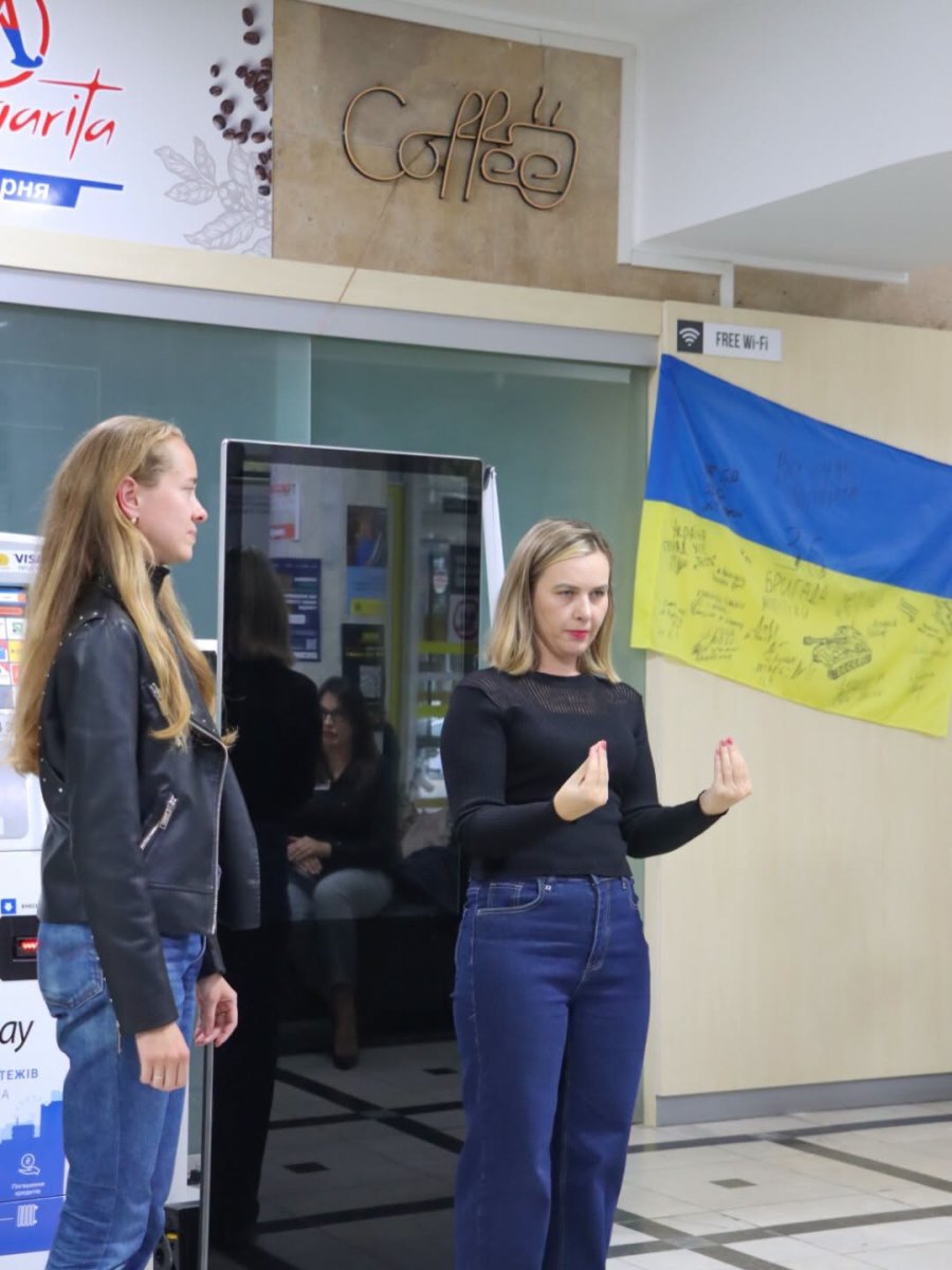 Жінка щось показує, біля неї стоїть ще одна жінка.
