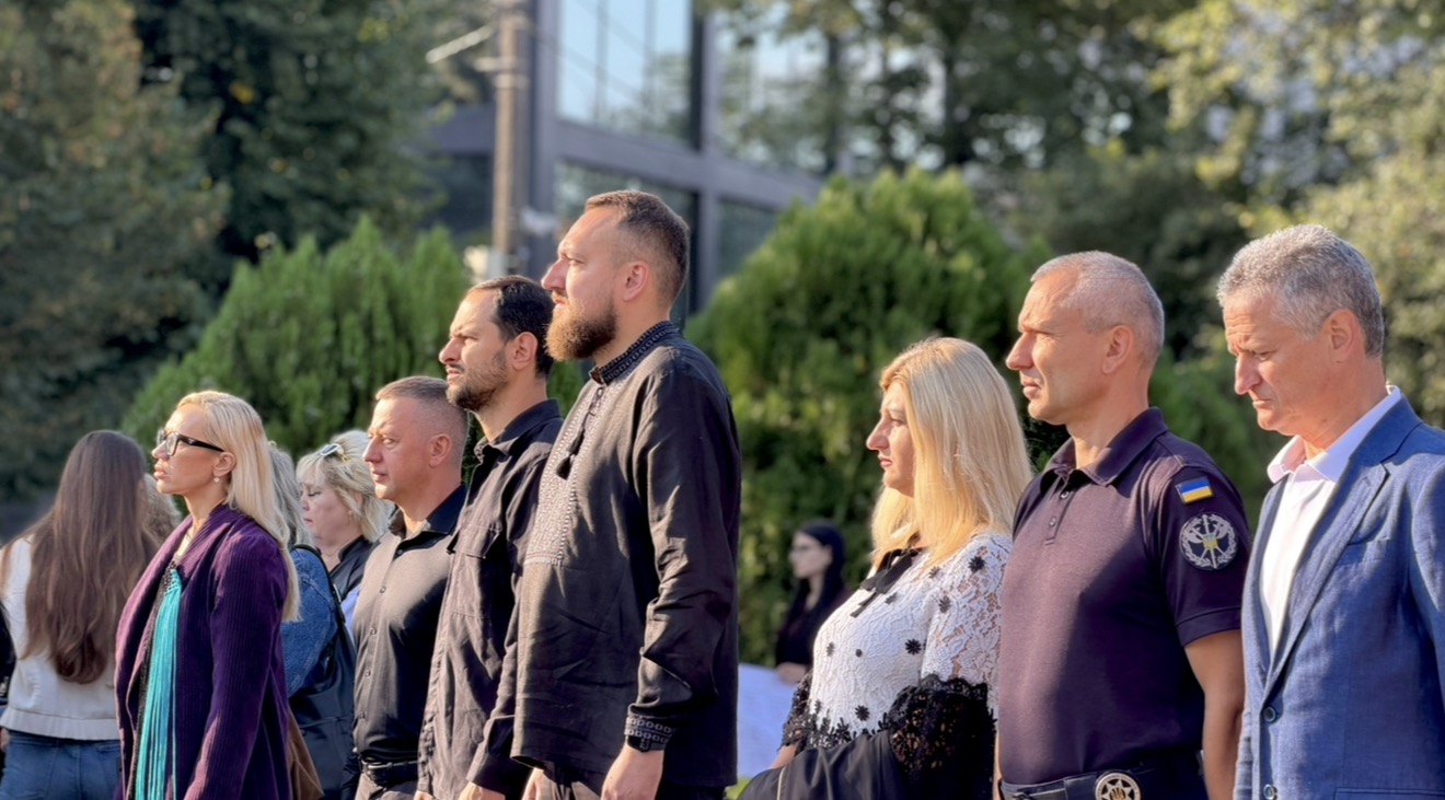 Люди перебувають надворі.