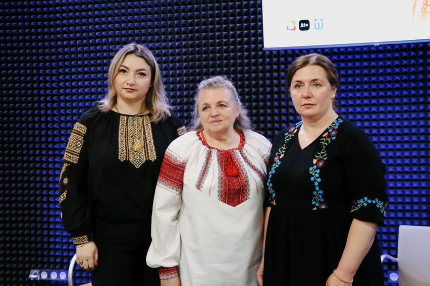 Три жінки у вишитих сорочках.