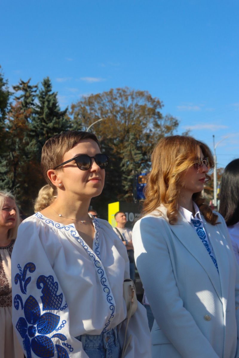 Дві жінки у вишитих сорочках.
