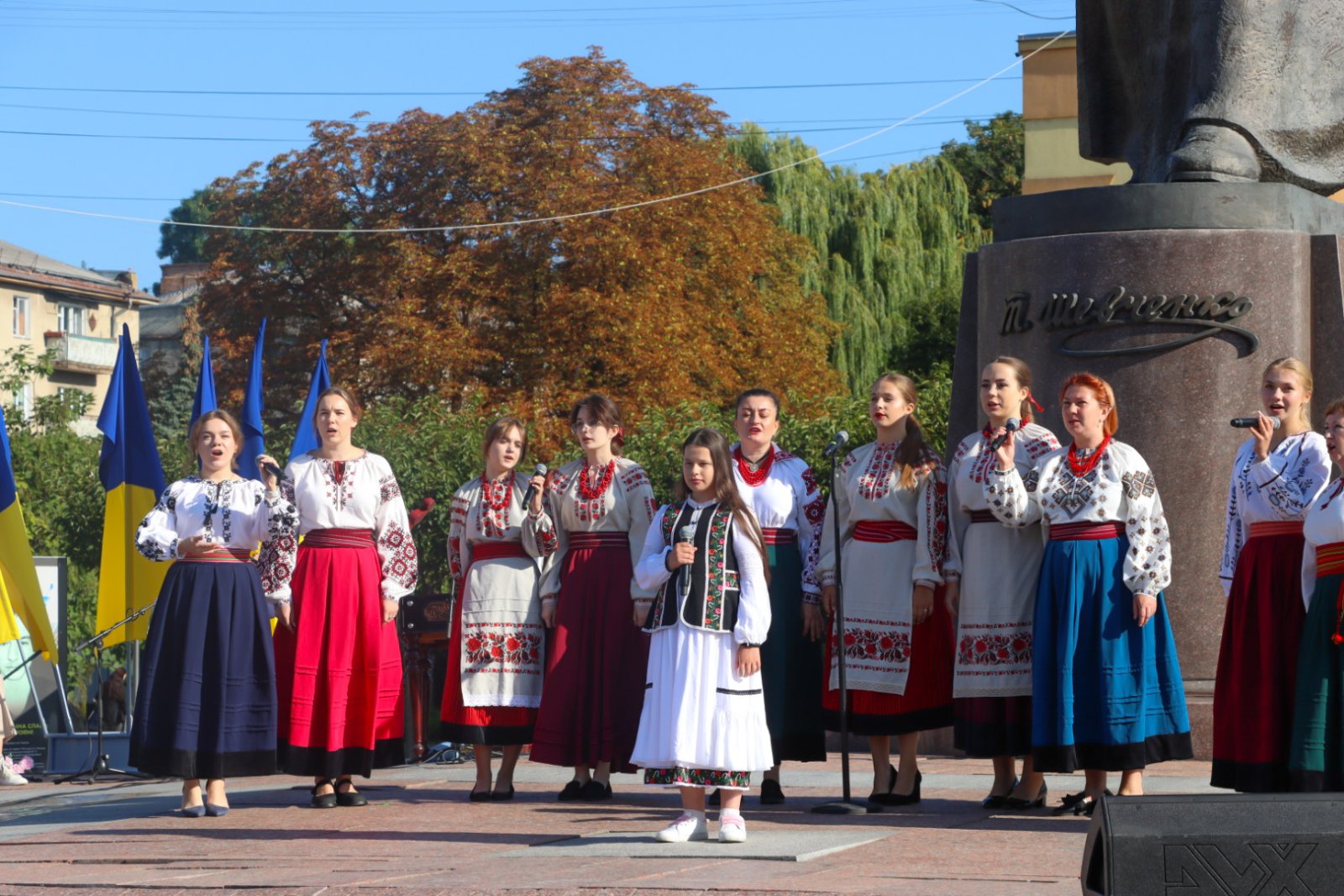 Група жінок у народних українських костюмах.
