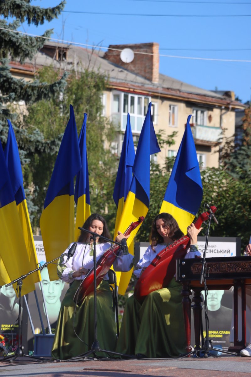  Дві жінки грають на бандурі.