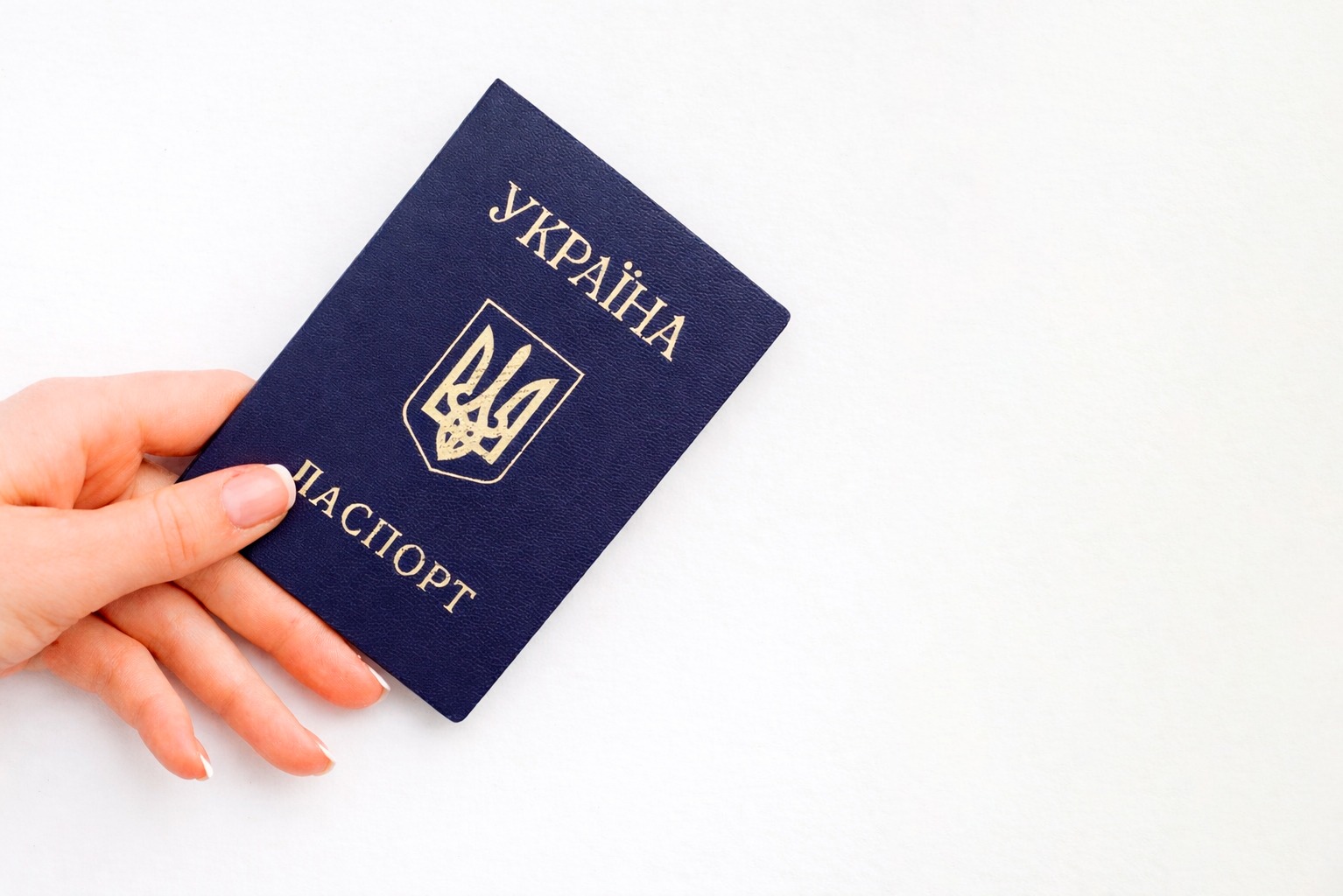 Паспорт громадянина України у вигляді книжечки зразка 1994 року у руці.