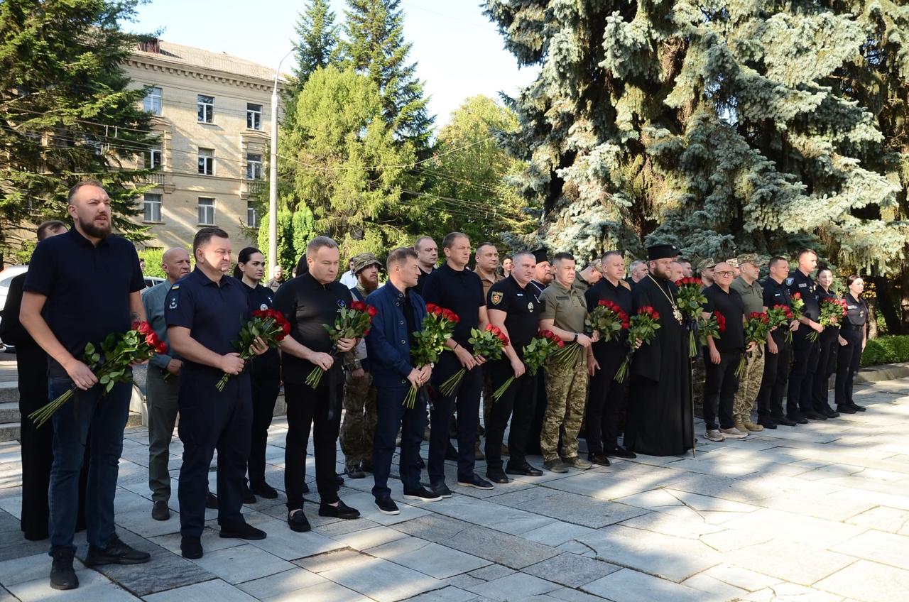 Багато чоловіків стоять надворі.