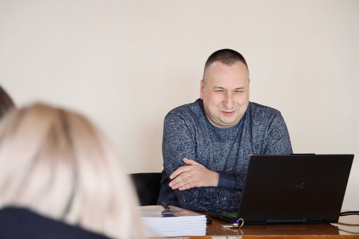 Чоловік сидить за ноутбуком.