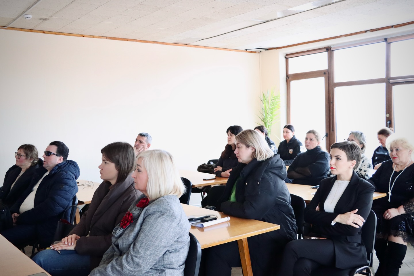 Група людей сидять у приміщенні.