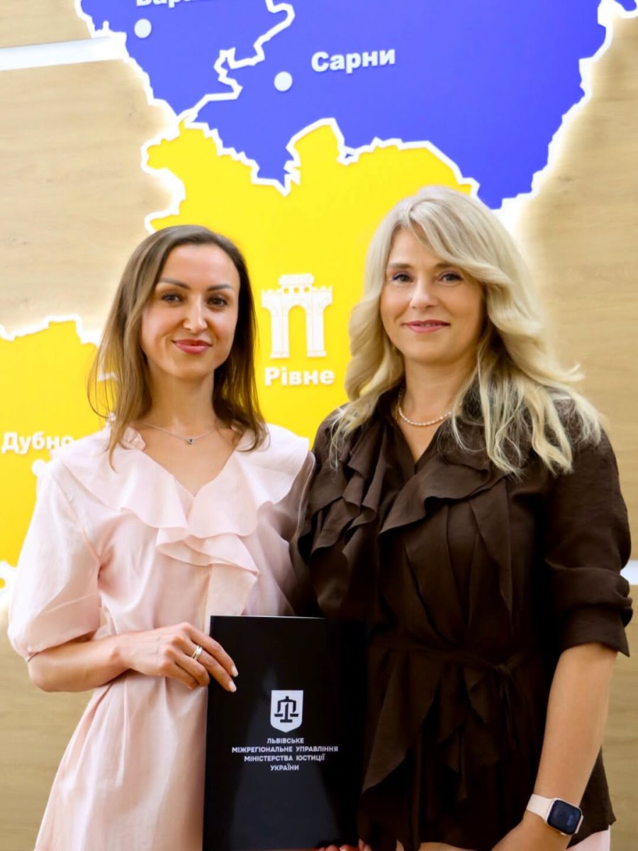 Дві жінки позують для фото.