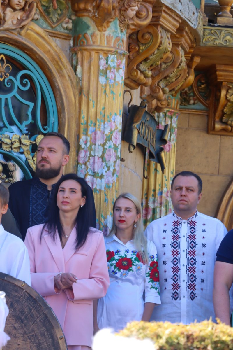 Група людей перебувають на вулиці.