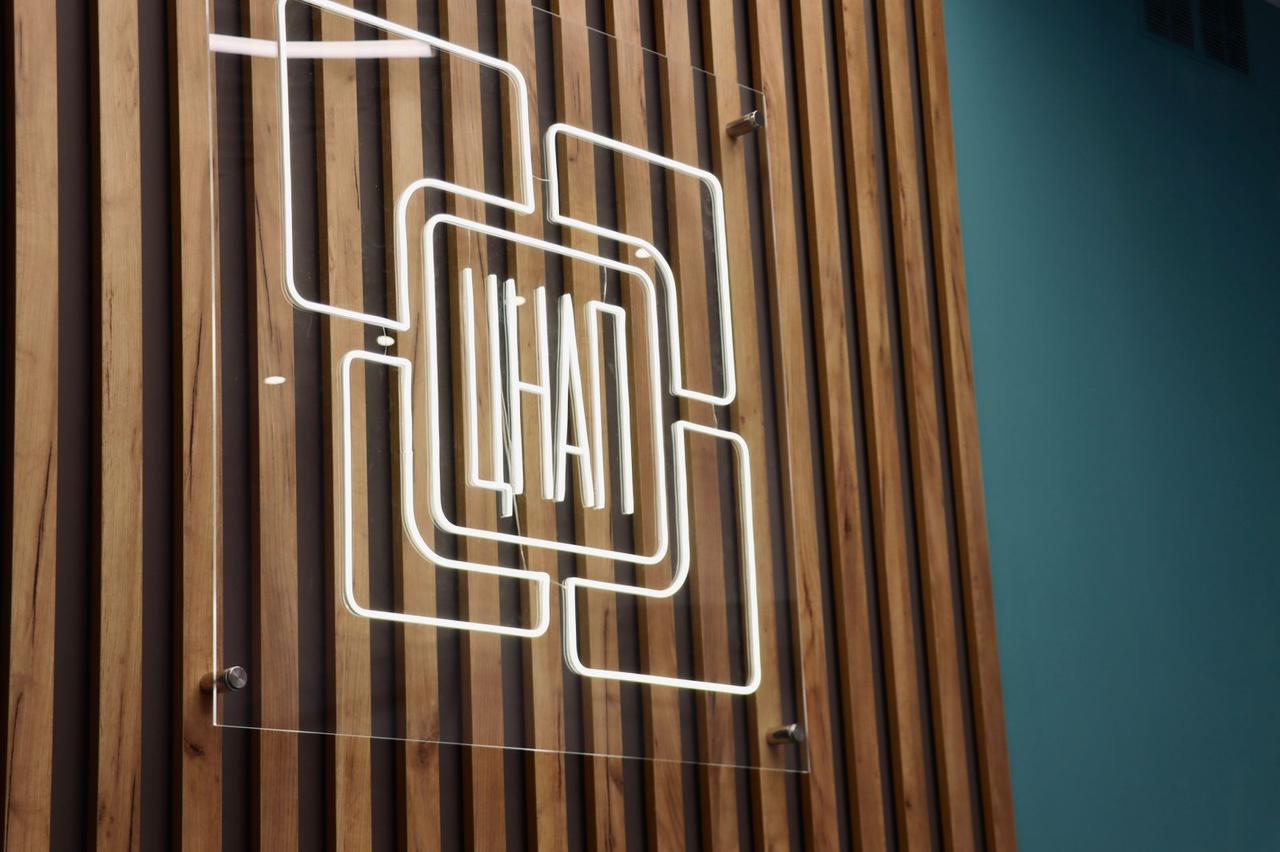 Логотип ЦНАП розміщений на стіні в приміщенні.