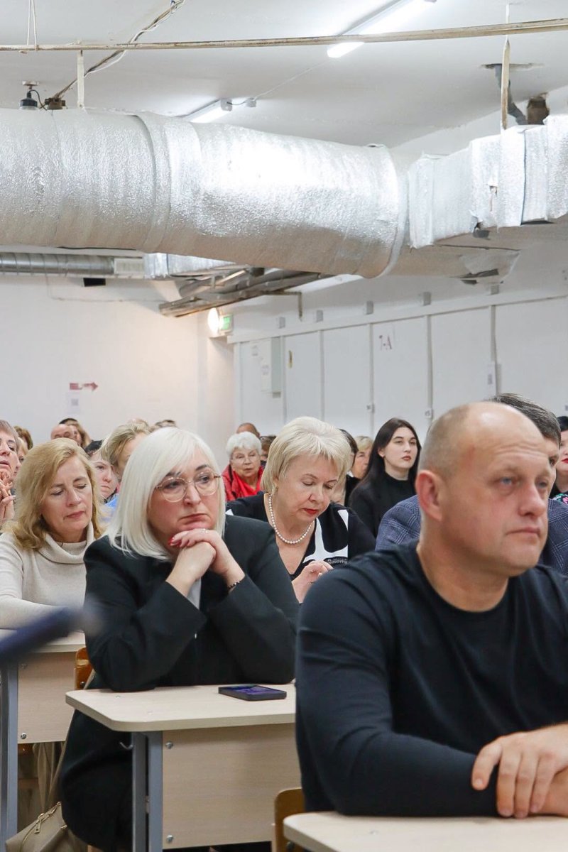 Група людей сидять у приміщенні.