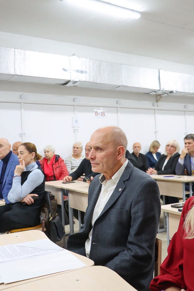 Багато людей перебувають у приміщенні.