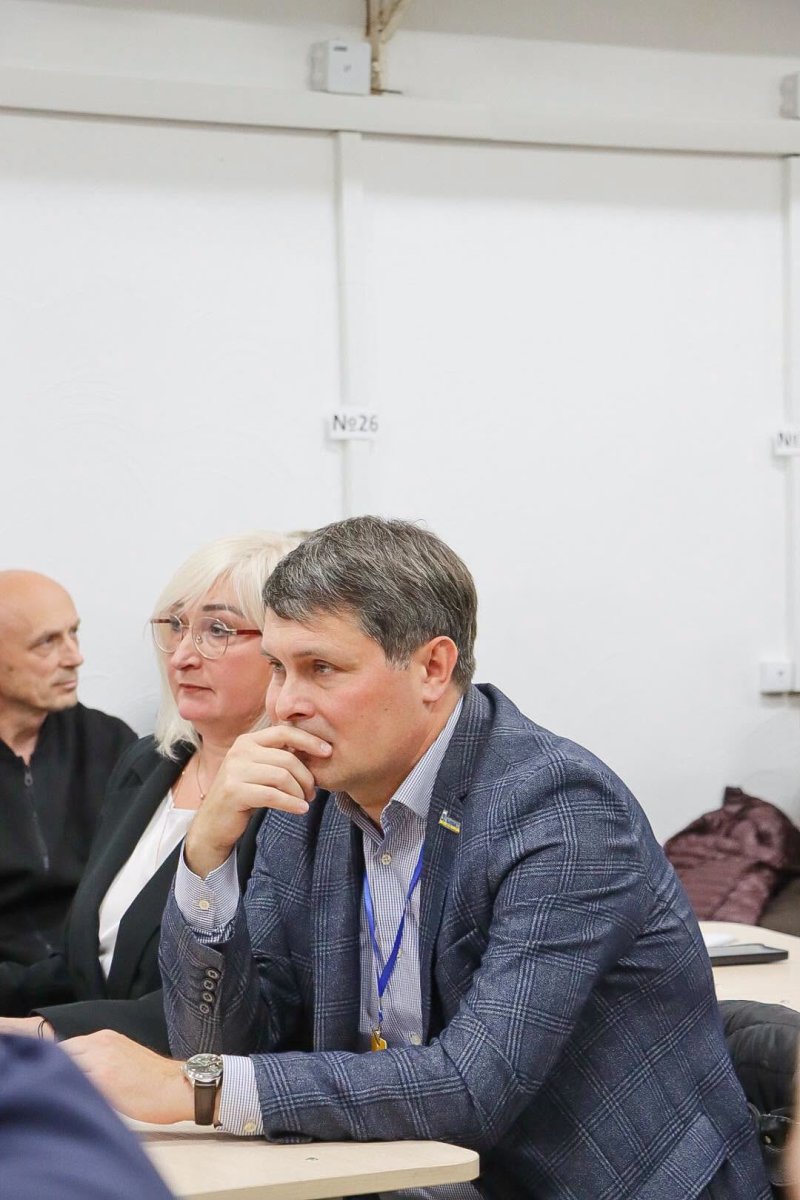 Жінка та чоловік сидять у приміщенні.