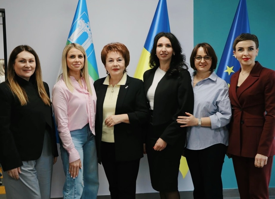 Група жінок позують для фото.