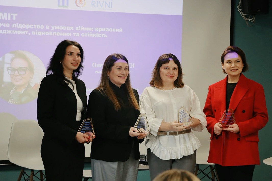 Чотири жінки позують з нагородами у руках.