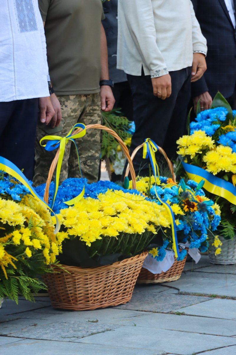 Букети жовтих та блакитних квітів.