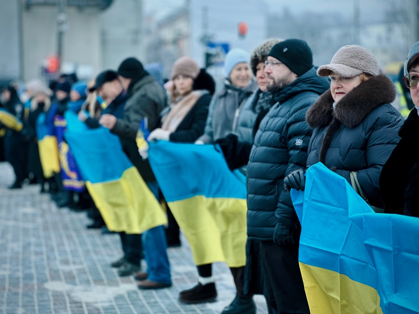 Люди тримають прапори України.