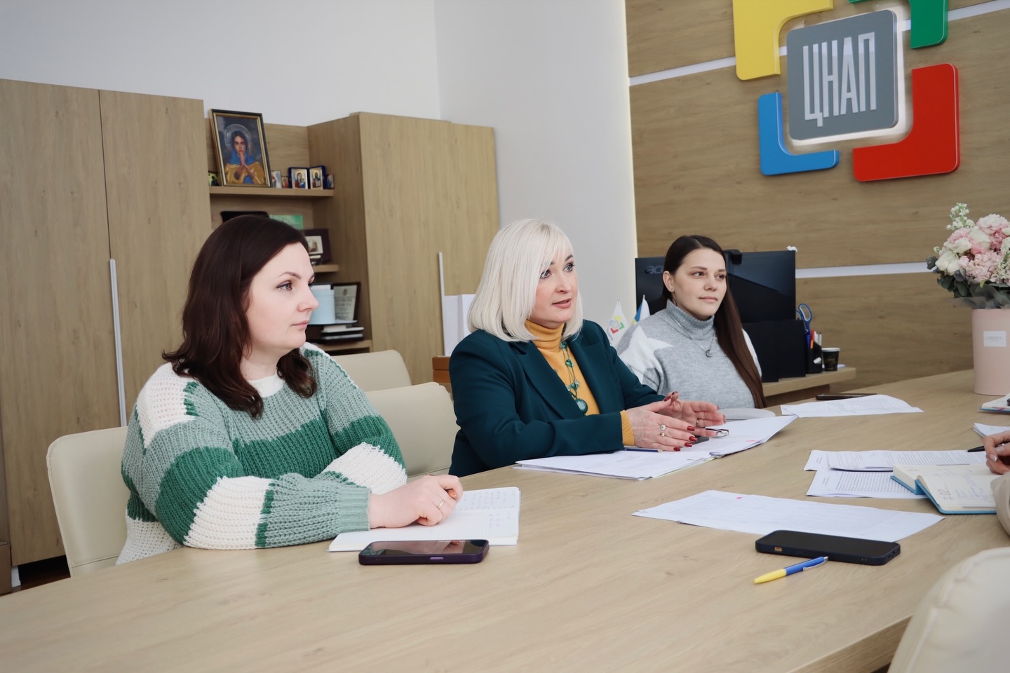 Три жінки сидять за столом