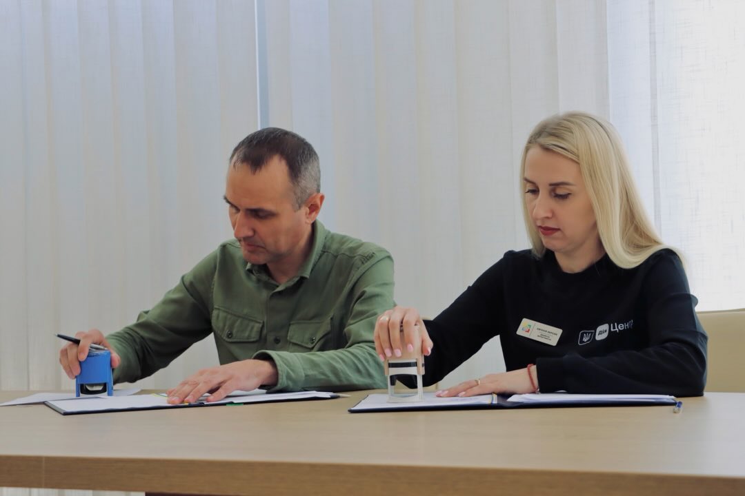 Жінка та чоловік сидять за столом