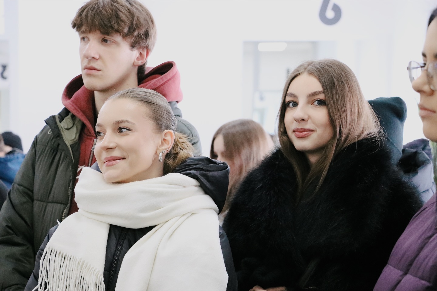 Дві дівчини посміхаються