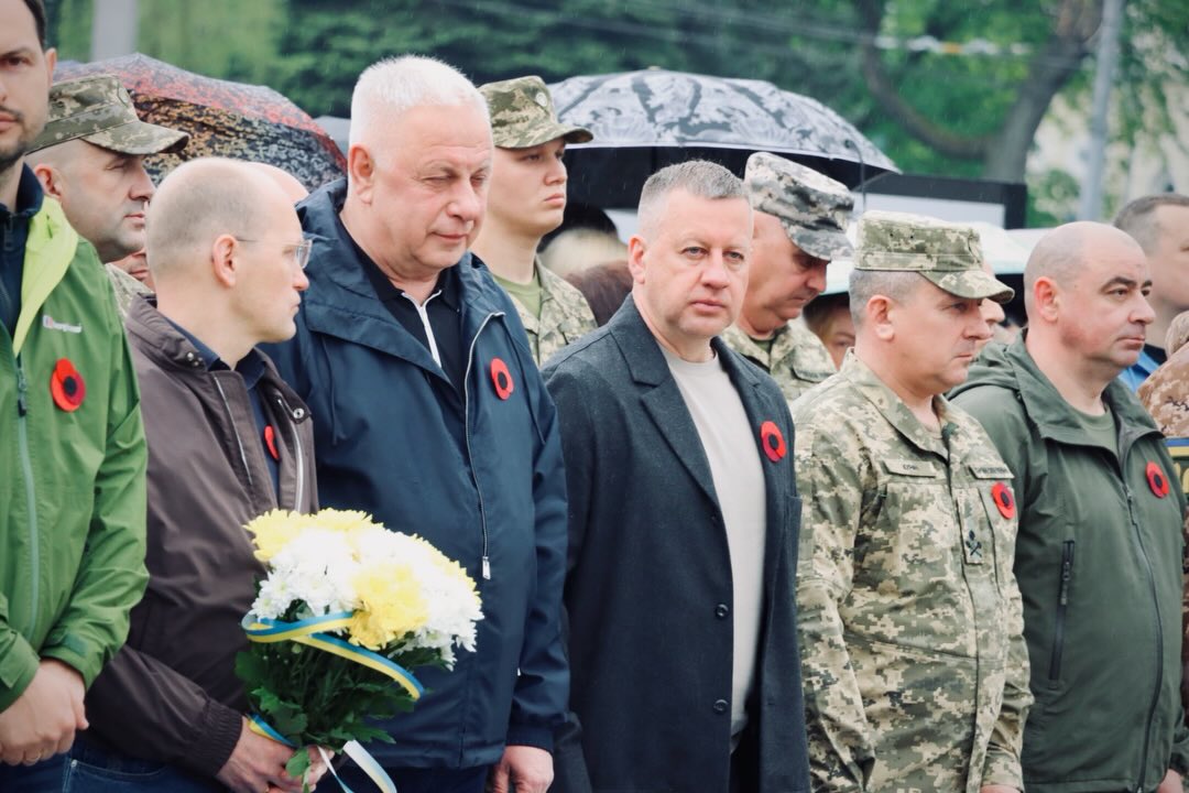 Багато чоловіків перебувають надворі.
