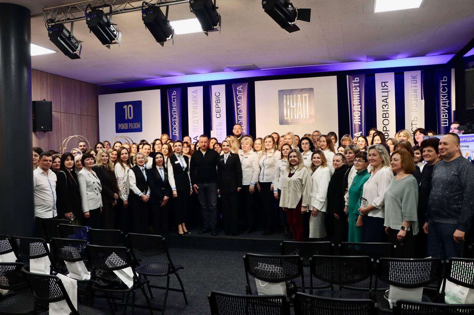 Групове фото у приміщенні.