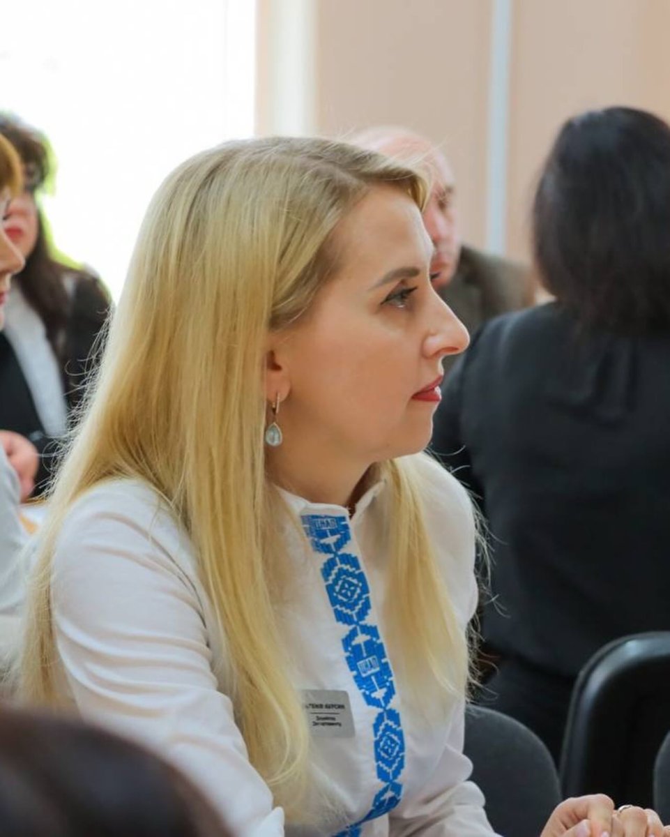 Жінка з світлим волоссям у вишитій сорочці.