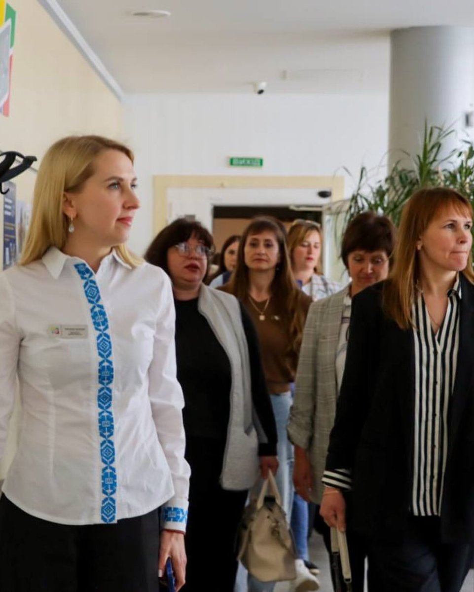 Жінки йдуть у приміщенні.