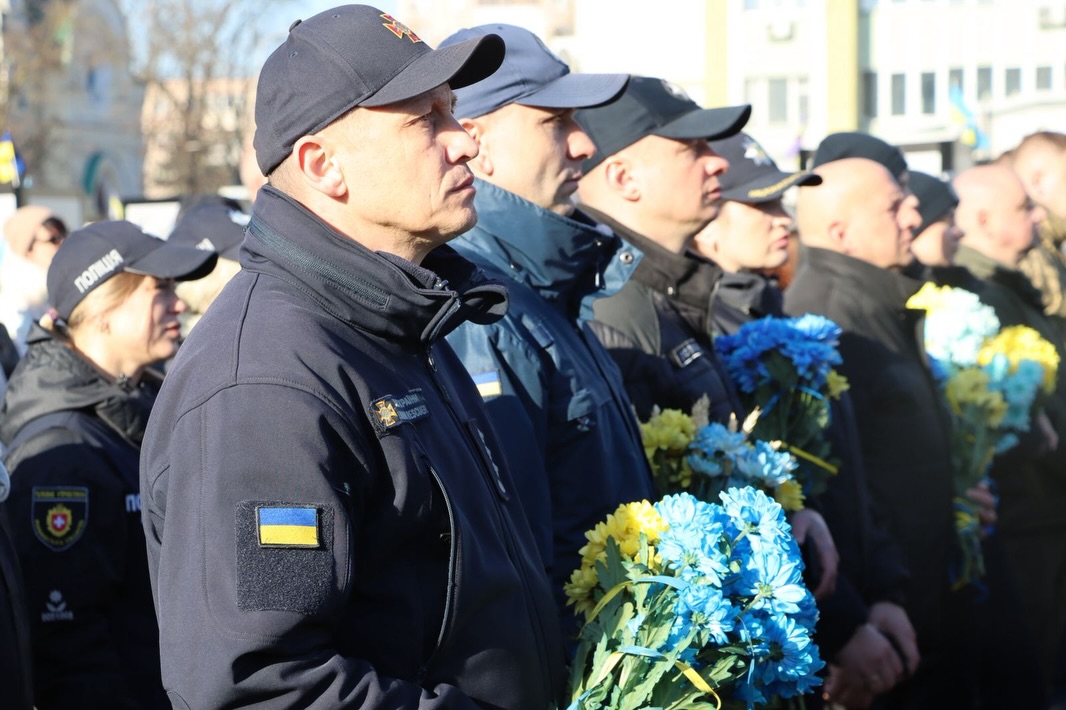 Працівники поліції тримають квіти у руках.